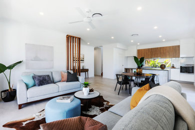 Ejemplo de salón abierto minimalista de tamaño medio con paredes blancas, suelo de baldosas de cerámica y suelo beige
