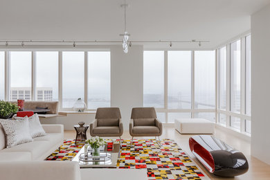 Großes, Repräsentatives, Fernseherloses, Offenes Modernes Wohnzimmer ohne Kamin mit weißer Wandfarbe, hellem Holzboden und beigem Boden in San Francisco