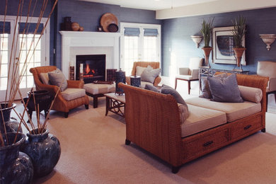 Foto di un grande soggiorno tradizionale chiuso con sala formale, pareti blu, moquette, camino classico, cornice del camino in pietra e nessuna TV