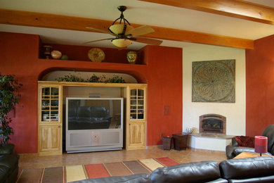 Modelo de salón abierto de estilo americano grande con paredes rojas y televisor independiente