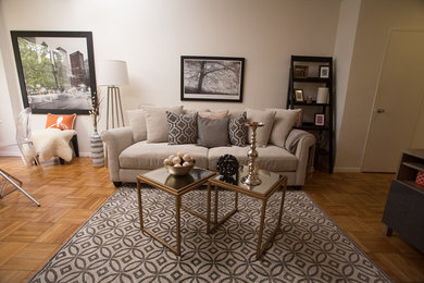 ワシントンD.C.にあるお手頃価格の小さなコンテンポラリースタイルのおしゃれなリビングロフト (無垢フローリング、暖炉なし、壁掛け型テレビ、茶色い床) の写真