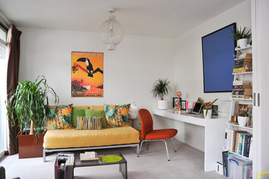 Mittelgroßes Modernes Wohnzimmer mit weißer Wandfarbe, Teppichboden und grauem Boden in London