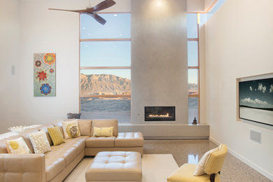 На фото: гостиная комната в современном стиле с белыми стенами, горизонтальным камином и телевизором на стене с