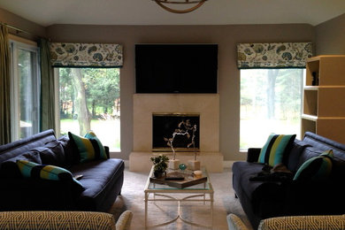 Идея дизайна: открытая гостиная комната среднего размера в стиле неоклассика (современная классика) с стандартным камином, телевизором на стене, серыми стенами, ковровым покрытием, серым полом и фасадом камина из камня