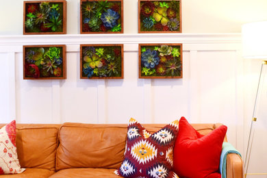 Foto de salón cerrado bohemio de tamaño medio con paredes verdes, moqueta y suelo beige