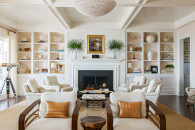 Immagine di un soggiorno stile marinaro chiuso con pareti beige, parquet scuro, camino classico e pavimento marrone