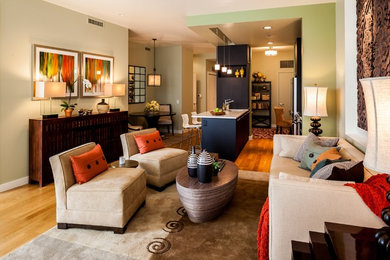 На фото: парадная, открытая гостиная комната среднего размера в современном стиле с бежевыми стенами, светлым паркетным полом и ковром на полу без камина, телевизора