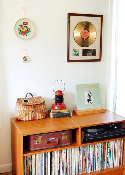 Midcentury Living Room by Lola Nova