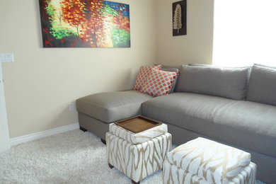 ラスベガスにあるお手頃価格の小さなトランジショナルスタイルのおしゃれな独立型リビング (ベージュの壁、カーペット敷き、壁掛け型テレビ、ベージュの床) の写真