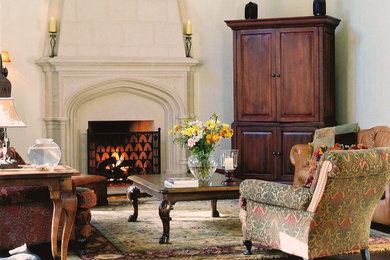 Свежая идея для дизайна: гостиная комната в классическом стиле с бежевыми стенами и стандартным камином - отличное фото интерьера