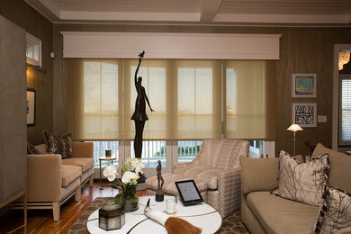 Modelo de salón para visitas abierto actual pequeño sin televisor con paredes grises y suelo de madera en tonos medios