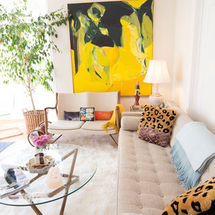 Kleines, Abgetrenntes Stilmix Wohnzimmer mit beiger Wandfarbe und braunem Holzboden in San Francisco