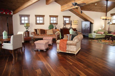 Immagine di un ampio soggiorno chic stile loft con pavimento in legno massello medio, pareti bianche, sala formale, nessun camino e pavimento marrone