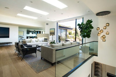 Mittelgroßes, Repräsentatives, Fernseherloses Klassisches Wohnzimmer im Loft-Stil mit weißer Wandfarbe und hellem Holzboden in Los Angeles