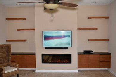 Ejemplo de salón minimalista con marco de chimenea de yeso y televisor colgado en la pared
