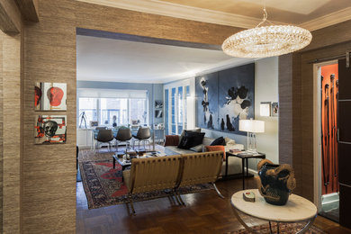Пример оригинального дизайна: большая парадная, двухуровневая гостиная комната в восточном стиле с коричневыми стенами и темным паркетным полом без телевизора, камина