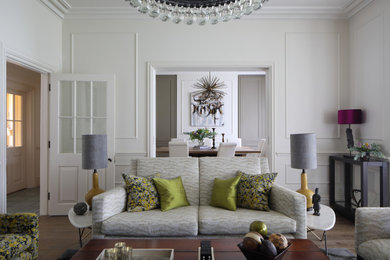 Idee per un soggiorno classico di medie dimensioni e chiuso con sala formale, pavimento marrone, pareti bianche, parquet scuro e pannellatura