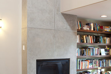 サンルイスオビスポにある広いコンテンポラリースタイルのおしゃれなリビング (白い壁、淡色無垢フローリング、標準型暖炉、コンクリートの暖炉まわり) の写真