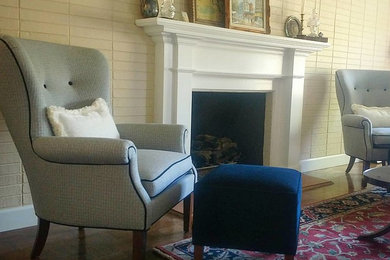 フェニックスにある高級な小さなトラディショナルスタイルのおしゃれな独立型リビング (ベージュの壁、濃色無垢フローリング、標準型暖炉、レンガの暖炉まわり、茶色い床) の写真