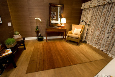 На фото: изолированная гостиная комната среднего размера в стиле неоклассика (современная классика) с коричневыми стенами, светлым паркетным полом и коричневым полом без телевизора с
