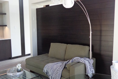 Modelo de salón abierto minimalista de tamaño medio sin chimenea con paredes blancas, suelo de baldosas de porcelana y suelo gris