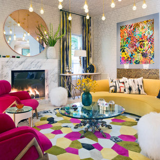 Idee per un soggiorno bohémian con sala formale, nessuna TV, pareti multicolore, camino classico, cornice del camino in pietra, soffitto in carta da parati e carta da parati