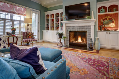 Cette photo montre un salon éclectique avec une cheminée standard et un manteau de cheminée en carrelage.