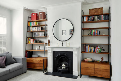 Cette image montre un salon minimaliste de taille moyenne et fermé avec une cheminée double-face.