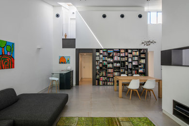 Foto de salón para visitas abierto actual pequeño sin chimenea con paredes blancas, suelo de piedra caliza y televisor colgado en la pared