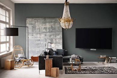 Imagen de salón tipo loft actual con paredes grises y televisor colgado en la pared