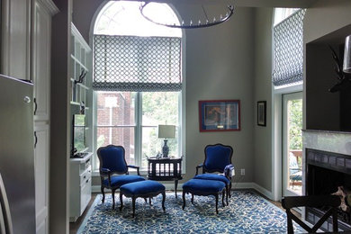 Foto de salón para visitas cerrado clásico renovado de tamaño medio con paredes grises y suelo de madera oscura