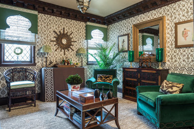 Inspiration pour un petit salon traditionnel fermé avec un bar de salon, un mur marron, moquette, un téléviseur encastré, un plafond en papier peint et du papier peint.