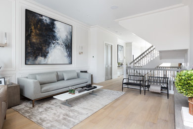 Großes, Abgetrenntes Nordisches Wohnzimmer mit weißer Wandfarbe, hellem Holzboden, beigem Boden und Wandpaneelen in Sonstige