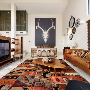 Modelo de salón contemporáneo, extra grande, con televisor colgado en la pared
