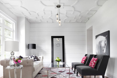 Immagine di un soggiorno design con pareti bianche, pavimento marrone e tappeto