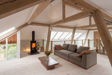 Idées déco pour un salon mansardé ou avec mezzanine contemporain de taille moyenne avec une salle de réception, un mur multicolore, moquette et un poêle à bois.