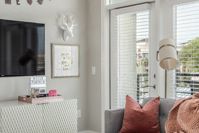 Kleines Klassisches Wohnzimmer im Loft-Stil mit grauer Wandfarbe, braunem Holzboden, TV-Wand und braunem Boden in Phoenix