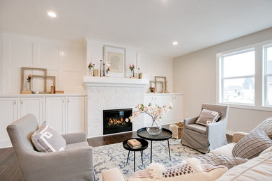 Klassisches Wohnzimmer mit beiger Wandfarbe, Kamin, gefliester Kaminumrandung und braunem Boden in Minneapolis
