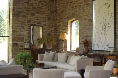 Foto de salón abierto rústico grande sin chimenea y televisor con paredes beige y suelo de madera oscura