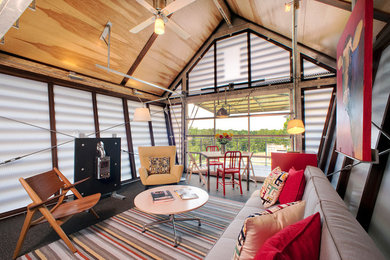 Immagine di un piccolo soggiorno minimal stile loft con pareti multicolore, parquet chiaro, nessun camino e nessuna TV