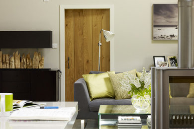 Mittelgroßes, Offenes Landhaus Wohnzimmer mit grauer Wandfarbe, Tunnelkamin und TV-Wand in London