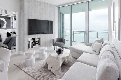 Modelo de salón contemporáneo con paredes grises, televisor colgado en la pared y suelo blanco