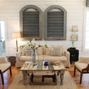 Immagine di un soggiorno shabby-chic style di medie dimensioni e aperto con pareti bianche, pavimento in legno massello medio, nessun camino, nessuna TV e sala formale