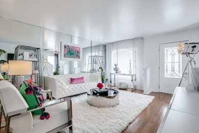 Idee per un soggiorno design con sala formale, pareti bianche, pavimento in legno massello medio e pavimento marrone