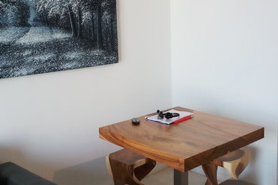 Foto de salón para visitas tipo loft minimalista de tamaño medio con paredes blancas, moqueta y televisor colgado en la pared