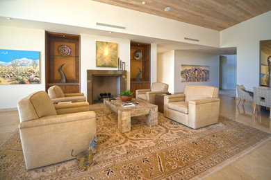 他の地域にあるラグジュアリーな広いコンテンポラリースタイルのおしゃれなリビングロフト (白い壁、ライムストーンの床、標準型暖炉、石材の暖炉まわり) の写真
