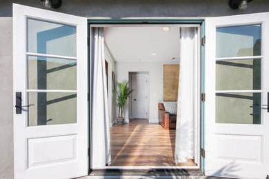 Kleines, Offenes Maritimes Wohnzimmer mit weißer Wandfarbe und hellem Holzboden in Huntington
