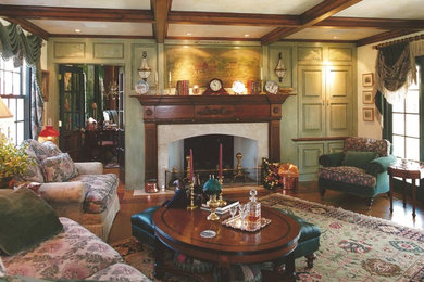 Imagen de salón cerrado tradicional de tamaño medio con suelo de madera en tonos medios, todas las chimeneas, marco de chimenea de madera y televisor retractable