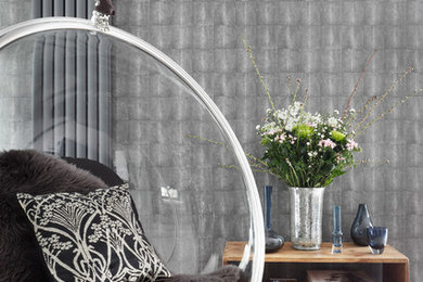 Idée de décoration pour un grand salon minimaliste ouvert avec un mur gris et un sol en carrelage de céramique.