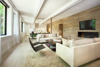 Ejemplo de salón contemporáneo extra grande con paredes blancas y suelo de madera clara